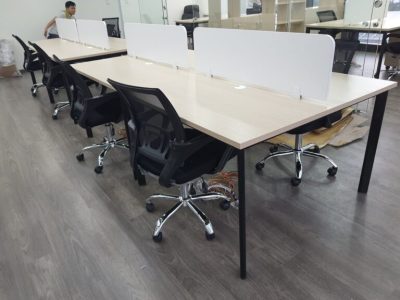 Vách ngăn gỗ trên mặt bàn