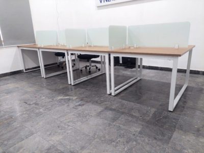 Vách ngăn kính trên mặt bàn