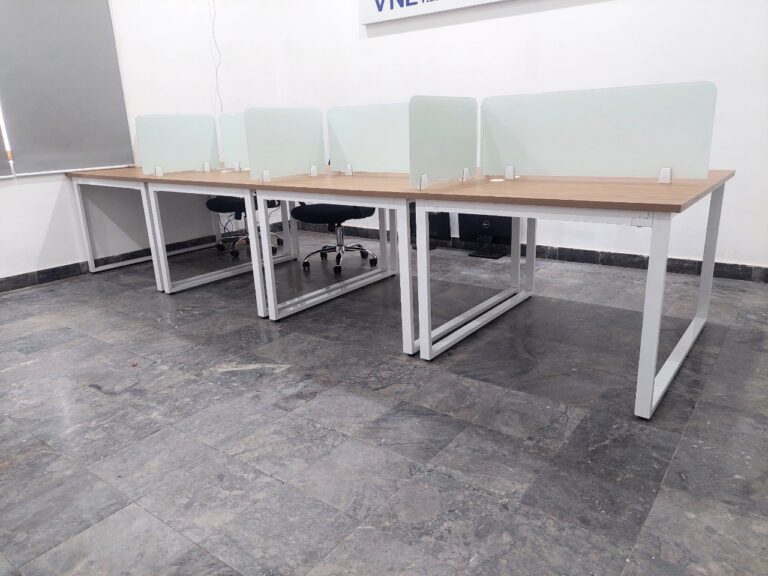 Vách ngăn kính trên mặt bàn